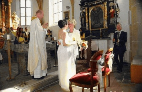 DOUA LESBIENE SUNT APLAUDATE DUPA OFICIEREA PARACASATORIEI LOR DIN BISERICA CATOLICA AUSTRIA