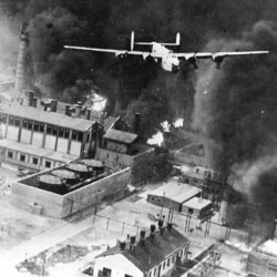 BOMBARDAMENT AL UNUI AVION AMERICAN PESTE RAFINARIA PLOIESTI IN AUGUST 1943